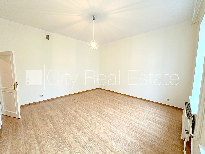 Дом во дворе, подъездная дорога покрыта брущаткoй, закрытый двор, место для Рига - изображение 6