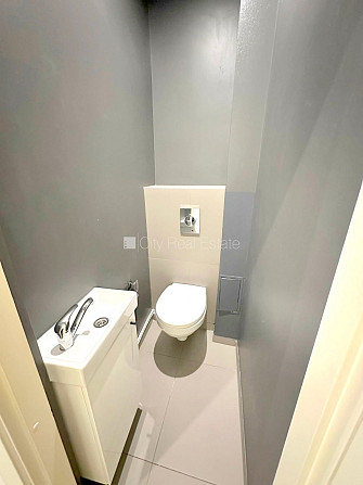 Дом во дворе, подъездная дорога покрыта брущаткoй, закрытый двор, место для Рига - изображение 11