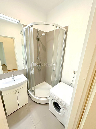 Дом во дворе, подъездная дорога покрыта брущаткoй, закрытый двор, место для Рига - изображение 10