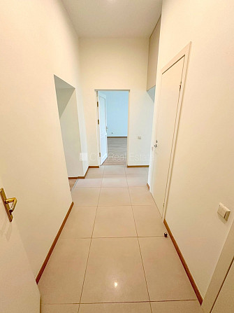 Дом во дворе, подъездная дорога покрыта брущаткoй, закрытый двор, место для Рига - изображение 3