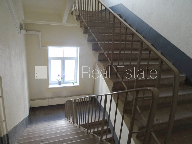 Дом во дворе, подъездная дорога покрыта брущаткoй, закрытый двор, место для Рига - изображение 13