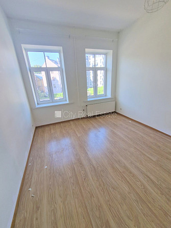 Дом во дворе, подъездная дорога покрыта брущаткoй, закрытый двор, место для Рига - изображение 5