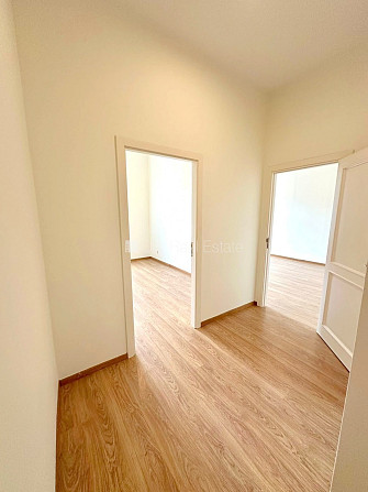 Дом во дворе, подъездная дорога покрыта брущаткoй, закрытый двор, место для Рига - изображение 9