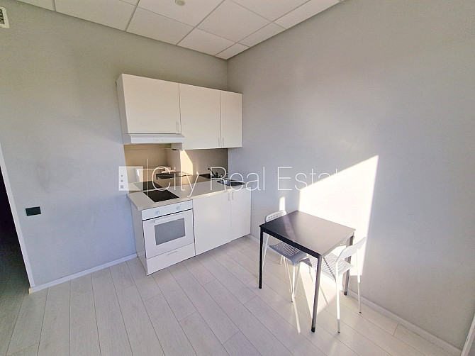 Renovēta māja, ieeja no ielas, ir lifts, kāpņu telpa pēc kapitālā remonta, logi vērsti uz Rīga - foto 3