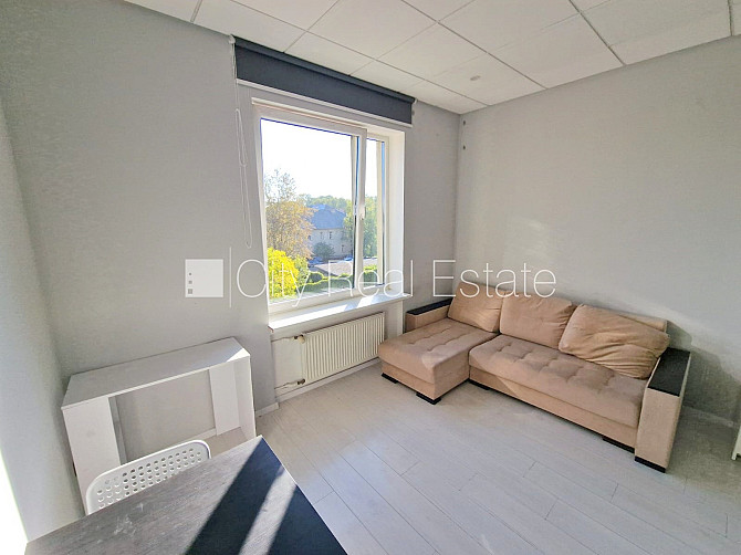 Renovēta māja, ieeja no ielas, ir lifts, kāpņu telpa pēc kapitālā remonta, logi vērsti uz Rīga - foto 8