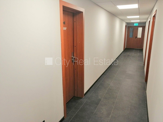 Renovēta māja, ieeja no ielas, ir lifts, kāpņu telpa pēc kapitālā remonta, logi vērsti uz Rīga - foto 17