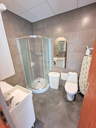 Renovēta māja, ieeja no ielas, ir lifts, kāpņu telpa pēc kapitālā remonta, logi vērsti uz Rīga - foto 13