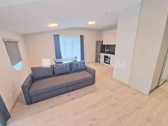 Фасадный дом, реновированный дом, закрытый двор, территория обнесена забором, Rīga