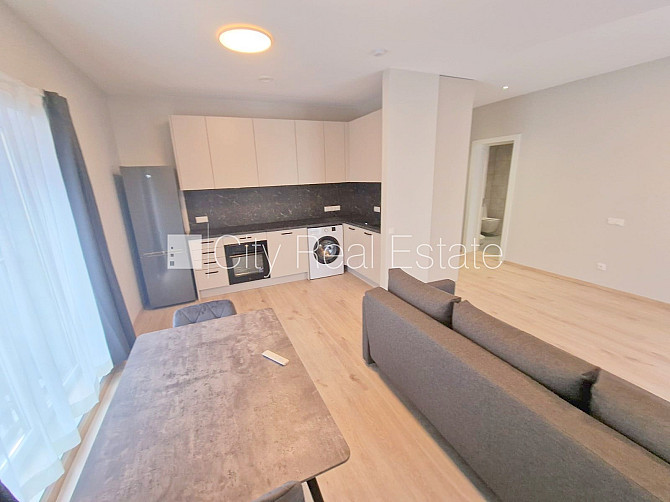 Фасадный дом, реновированный дом, закрытый двор, территория обнесена забором, Рига - изображение 1