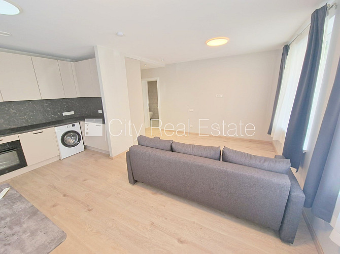 Фасадный дом, реновированный дом, закрытый двор, территория обнесена забором, Рига - изображение 4