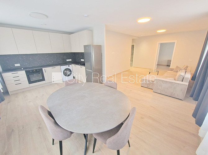 Фасадный дом, реновированный дом, закрытый двор, территория обнесена забором, Рига - изображение 2