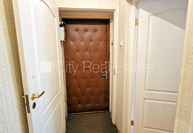 Фасадный дом, вход со двора, лестничная клетка после косметического ремонта, окна Рига - изображение 19