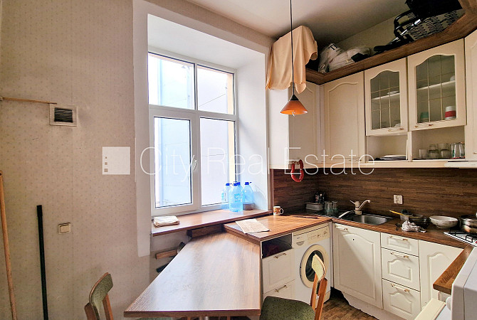 Фасадный дом, вход со двора, лестничная клетка после косметического ремонта, окна Рига - изображение 10