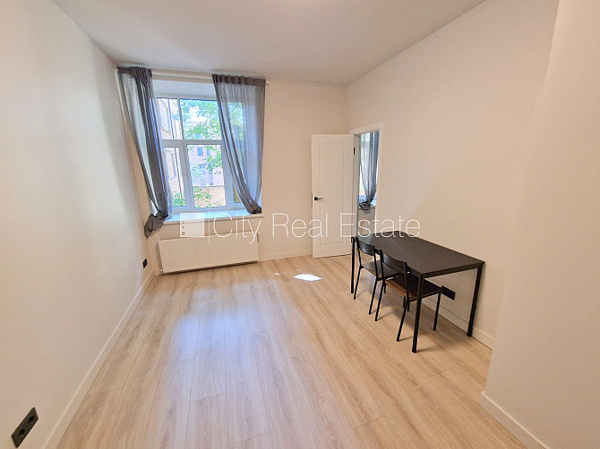 Фасадный дом, реновированный дом, закрытый двор, вход с улицы, лифт, лестничная Рига - изображение 4