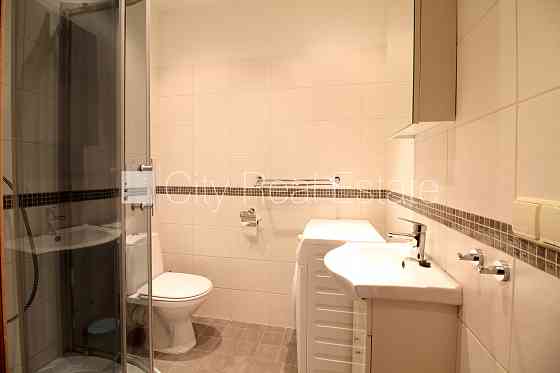 Реновированный дом, закрытый двор, вход со двора, лестничная клетка после Рига