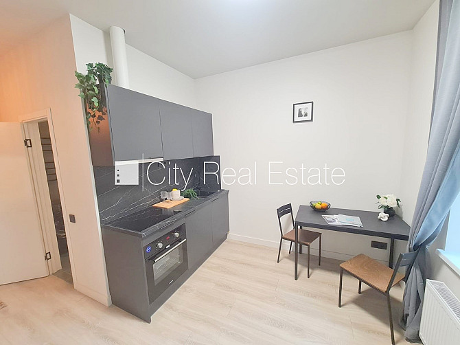 Здание во дворе, реновированный дом, закрытый двор, вход с улицы и со двора, Рига - изображение 1