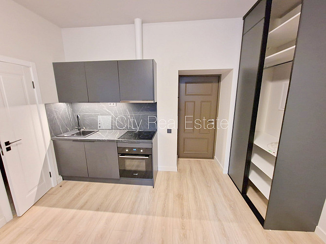 Фасадный дом, реновированный дом, закрытый двор, вход с улицы, лифт, лестничная Рига - изображение 9