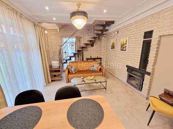 Фасадный дом, зеленая территория, закрытый двор, вход с улицы и со двора, окна Рига