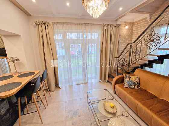 Фасадный дом, зеленая территория, закрытый двор, вход с улицы и со двора, окна Рига