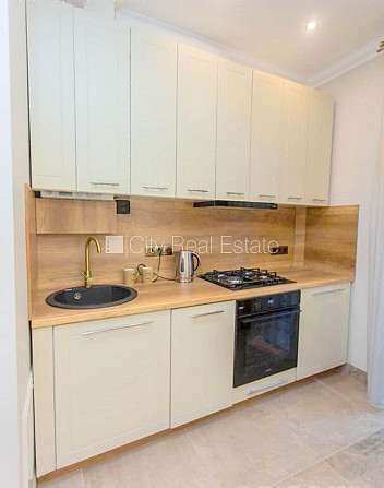 Фасадный дом, зеленая территория, закрытый двор, вход с улицы и со двора, окна Рига - изображение 10