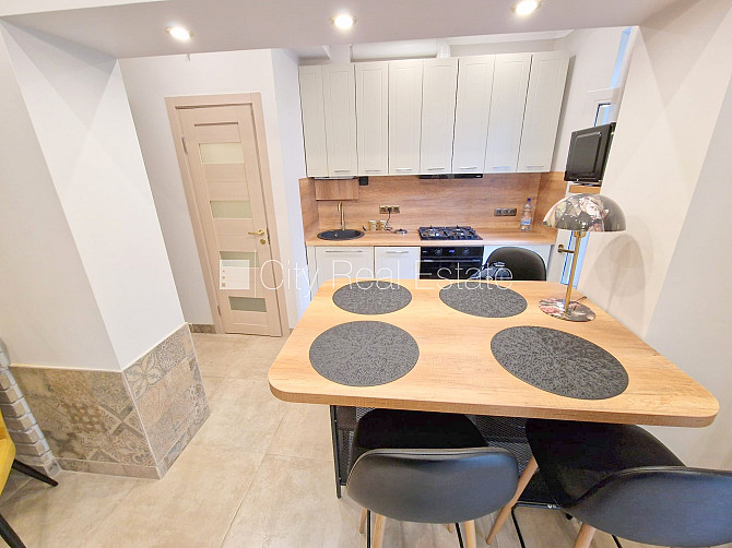 Фасадный дом, зеленая территория, закрытый двор, вход с улицы и со двора, окна Рига - изображение 7