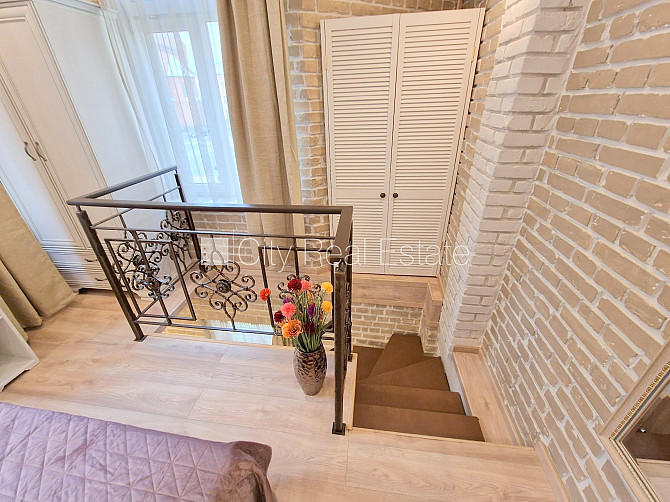 Фасадный дом, зеленая территория, закрытый двор, вход с улицы и со двора, окна Рига - изображение 17