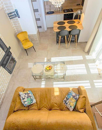 Фасадный дом, зеленая территория, закрытый двор, вход с улицы и со двора, окна Рига - изображение 13