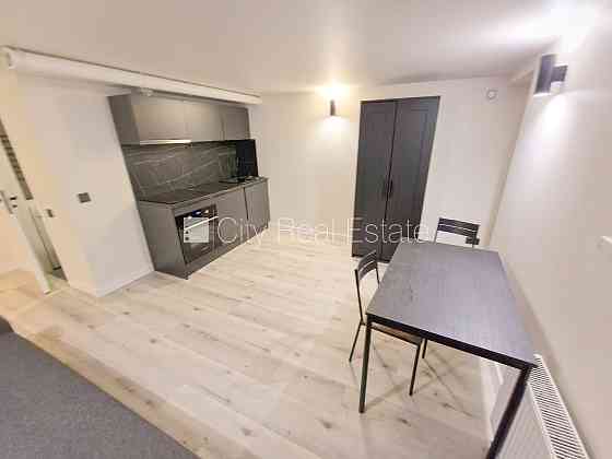 Фасадный дом, реновированный дом, закрытый двор, вход с улицы, полуподвал, Рига