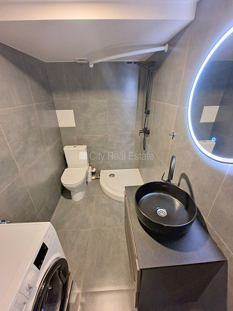 Фасадный дом, реновированный дом, закрытый двор, вход с улицы, полуподвал, Рига - изображение 7