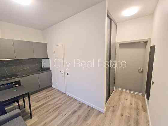 Здание во дворе, реновированный дом, закрытый двор, вход с улицы и со двора, Рига