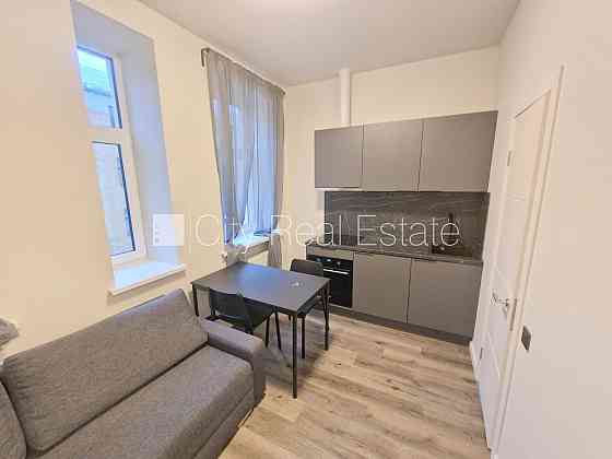 Здание во дворе, реновированный дом, закрытый двор, вход с улицы и со двора, Рига