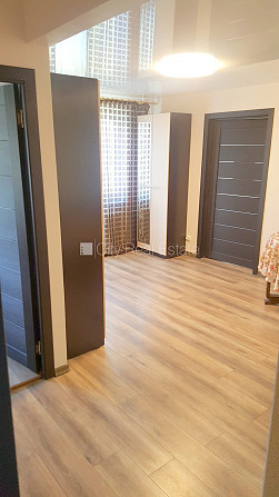 Фасадный дом, вход со двора, лестничная клетка после косметического ремонта, Рига - изображение 4