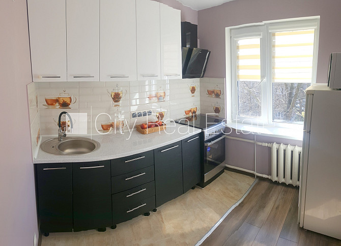 Фасадный дом, вход со двора, лестничная клетка после косметического ремонта, Рига - изображение 1