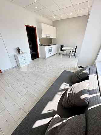 Новостройка, фасадный дом, вход с улицы, лифт, лестничная клетка после Рига