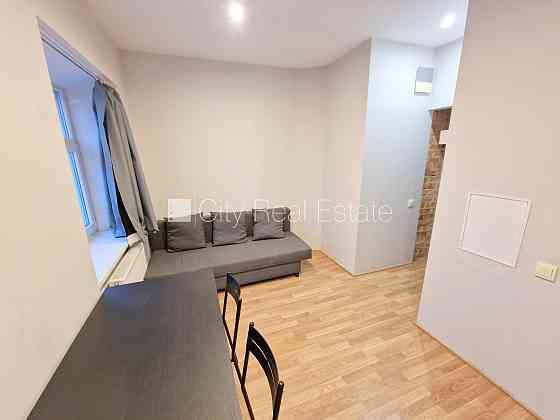 Фасадный дом, реновированный дом, закрытый двор, вход с улицы, лестничная клетка Рига