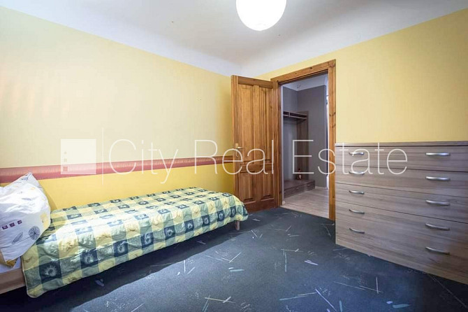 Fasādes māja, ieeja no ielas, kāpņu telpa pēc kosmētiskā remonta, logi vērsti mājas abās Rīga - foto 17