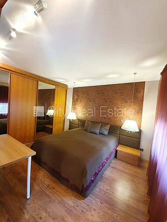 Fasādes māja, ieeja no ielas, kāpņu telpa pēc kosmētiskā remonta, logi vērsti mājas abās Rīga - foto 11