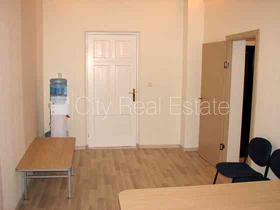 Фасадный дом, вход с улицы, лифт, лестничная клетка после капитального ремонта, Rīga