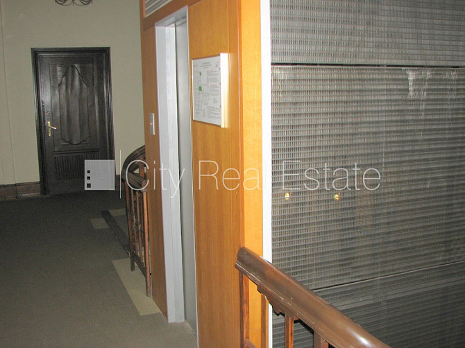 Fasādes māja, ieeja no ielas, ir lifts, kāpņu telpa pēc kapitālā remonta, lodžija, logi Rīga - foto 7