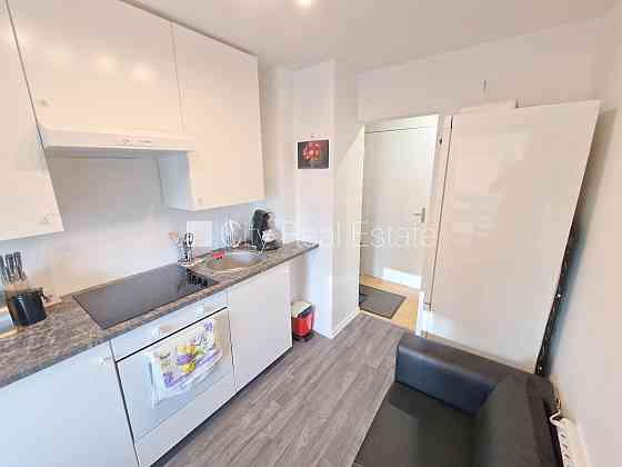 Земля в собственности, фасадный дом, вход с улицы, лифт, лоджия, окна выходят во Rīga