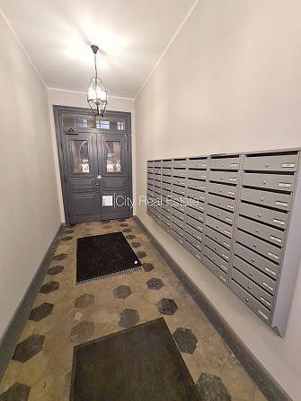 Fasādes māja, renovēta māja, slēgts pagalms, ieeja no ielas, kāpņu telpa pēc kapitālā Rīga - foto 14