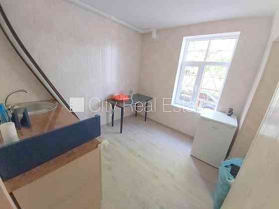 Фасадный дом, реновированный дом, место для машины, вход с улицы, окна выходят в Rīga