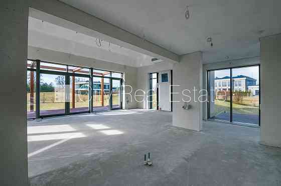 Частный дом, благоустроенная озеленённая территория, подъездная дорога покрыта Rīga