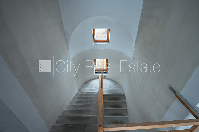 Privātmāja, labiekārtota apzaļumota teritorija, bruģēts piebraucamais ceļš, slēgta Rīga - foto 14