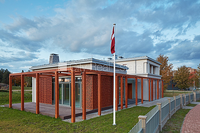 Privātmāja, labiekārtota apzaļumota teritorija, bruģēts piebraucamais ceļš, slēgta Rīga - foto 1