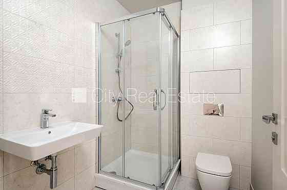 Земля в собственности, фасадный дом, реновированный дом, закрытый двор, Rīga