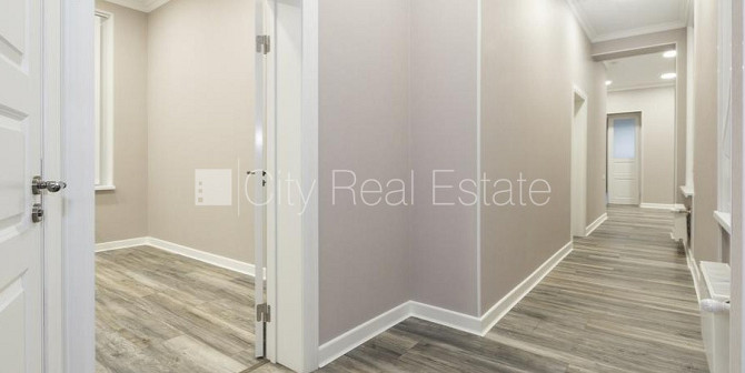 Фасадный дом, реновированный дом, вход с улицы, окна выходят во двор, окна выходят Рига - изображение 5