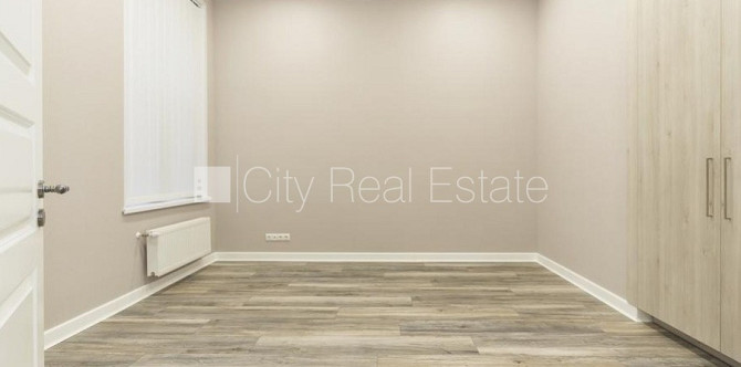 Фасадный дом, реновированный дом, вход с улицы, окна выходят во двор, окна выходят Рига - изображение 9