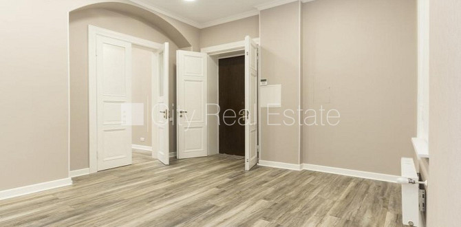 Фасадный дом, реновированный дом, вход с улицы, окна выходят во двор, окна выходят Рига - изображение 6