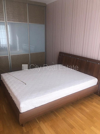 Rindu māja, labiekārtots apzaļumots pagalms, slēgta teritorija, teritorijas iebrauktuves vārti Jūrmala - foto 11